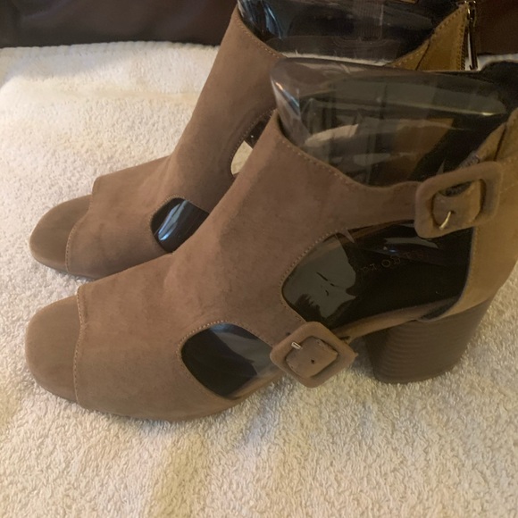 Chunky Heel Sandals - Picture 4 of 6